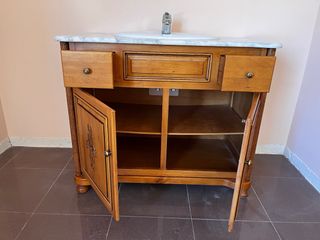 Mueble de baño madera y mármol con espejo