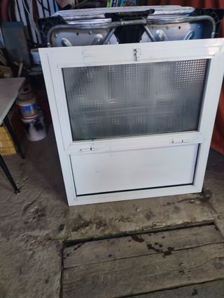 Ventana de aluminio blanca basculante