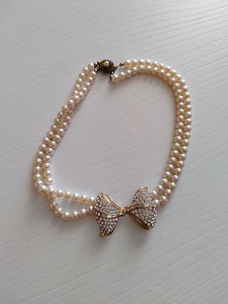 Collar de perlas doble con lazo de strass