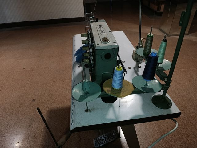 Máquina de coser industrial multiaguja Kansai Spec