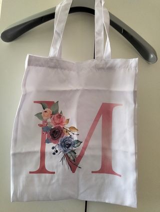 Bolsa blanca con letra M y flores
