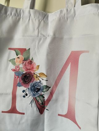 Bolsa blanca con letra M y flores
