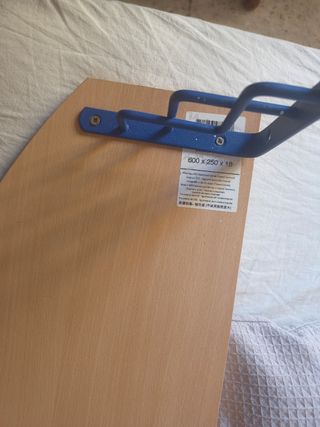 Estanterías de madera y metal