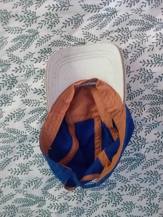 Gorra azul y blanca