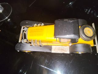 Coche de colección amarillo