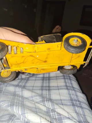 Coche de colección amarillo