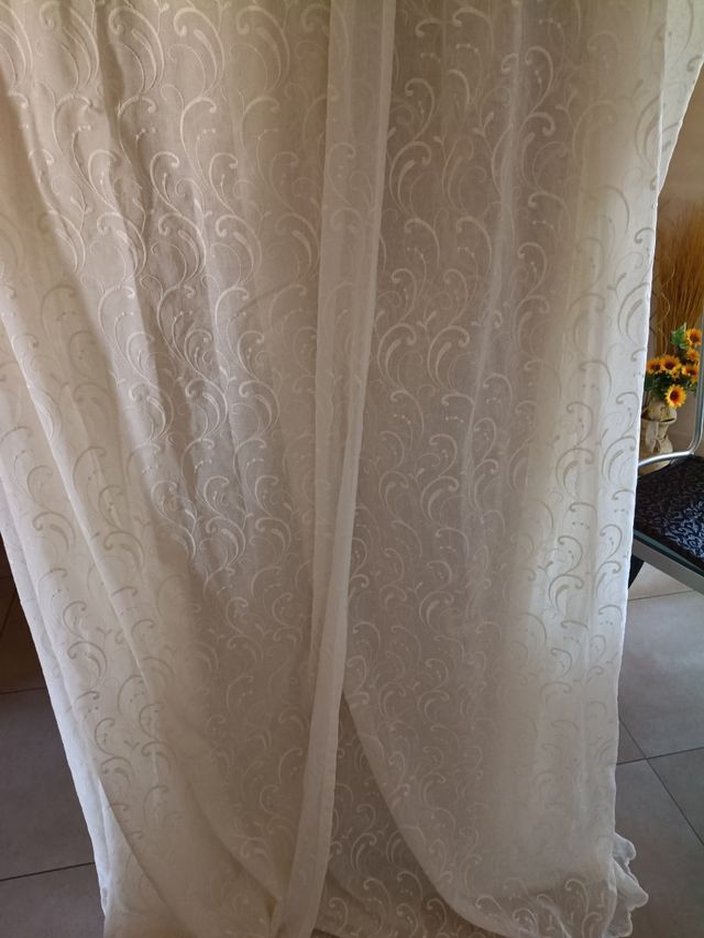 Tenda da arredo bianca con ricami 250x299
