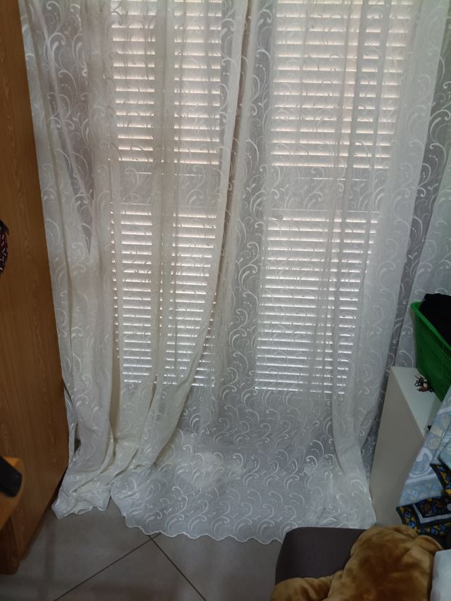 Tenda da arredo bianca con ricami 250x299