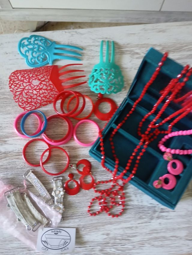 Joyero con collares y pendientes