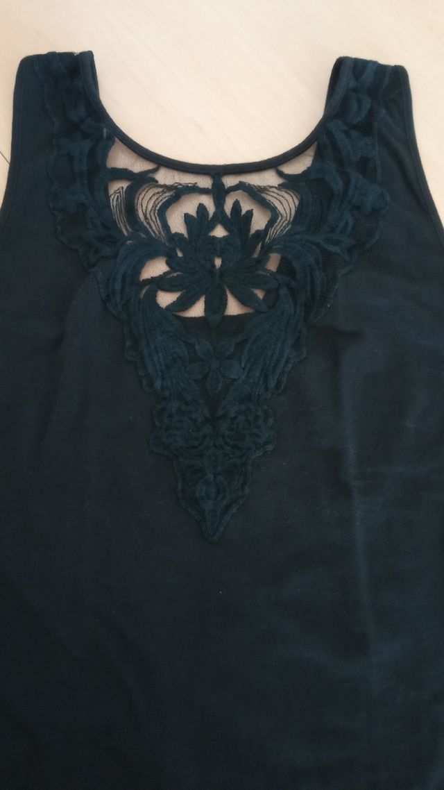 Camiseta negra con encaje