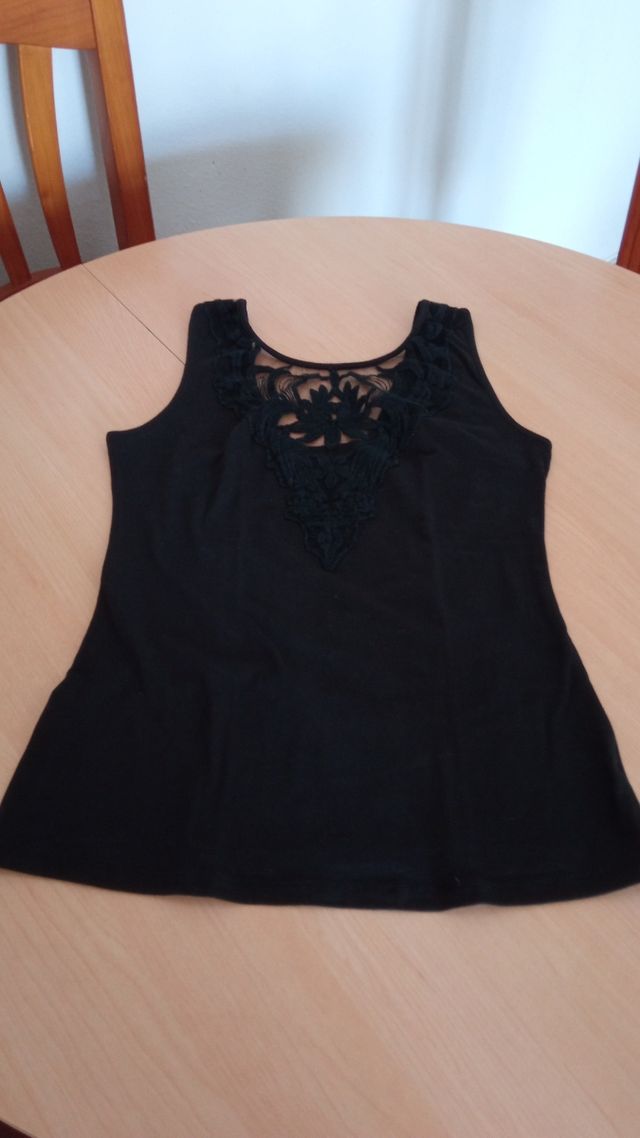 Camiseta negra con encaje