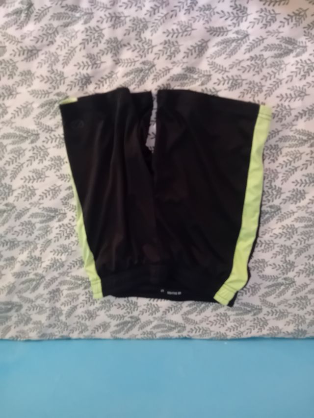 Pantalones cortos negros con verde