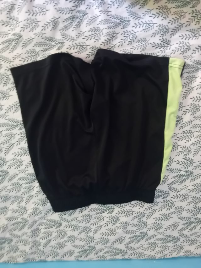 Pantalones cortos negros con verde