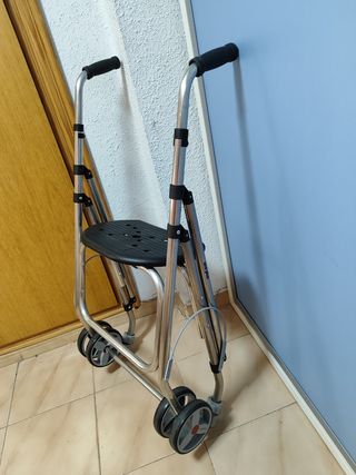 Andador plegable con asiento