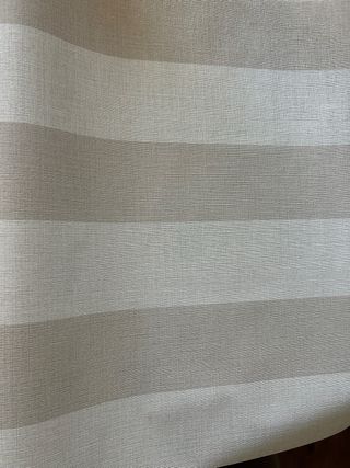 Papel de pared a rayas beige y gris.