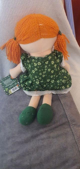 Muñeca de peluche con vestido verde