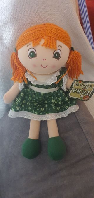 Muñeca de peluche con vestido verde