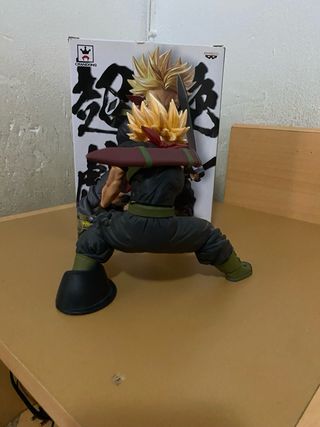 Figura Trunks con Espada