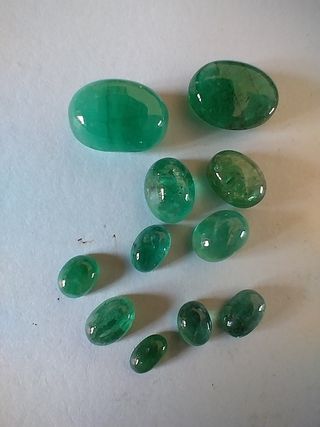 11 pietre di smeraldo cabochon
