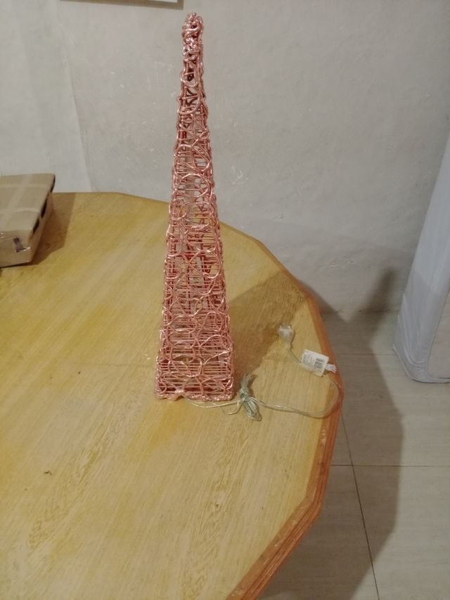 Árbol Decorativo Metálico Dorado