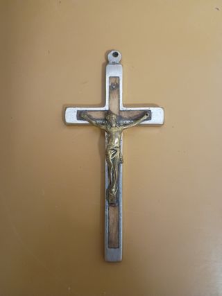 Crucifijos de metal y madera