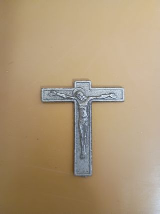 Crucifijos de metal y madera