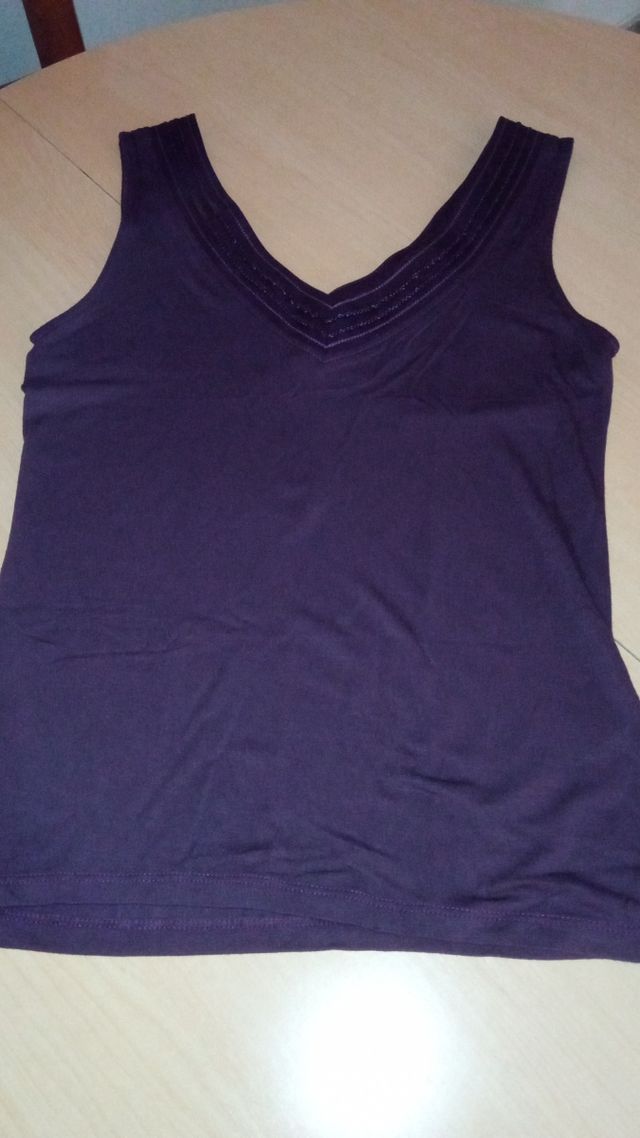 Camiseta morada con lentejuelas