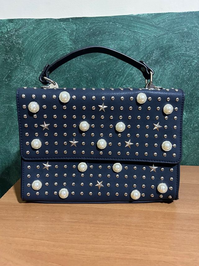 Borsa blu con borchie e perle