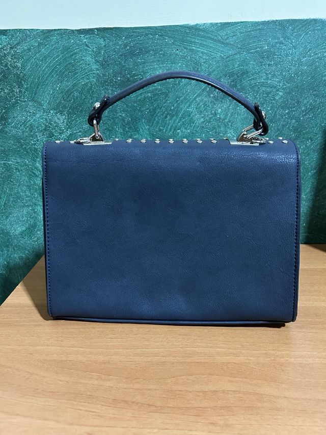 Borsa blu con borchie e perle