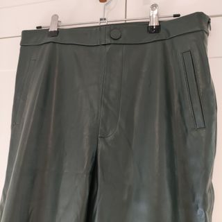 Pantalón polipiel verde Zara Talla L