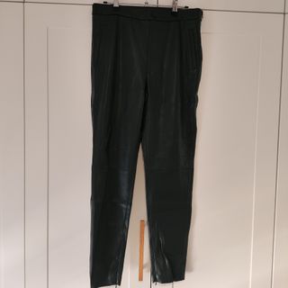 Pantalón polipiel verde Zara Talla L