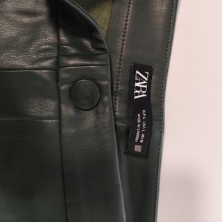 Pantalón polipiel verde Zara Talla L