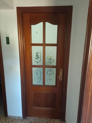 Puerta de madera con cristal decorado