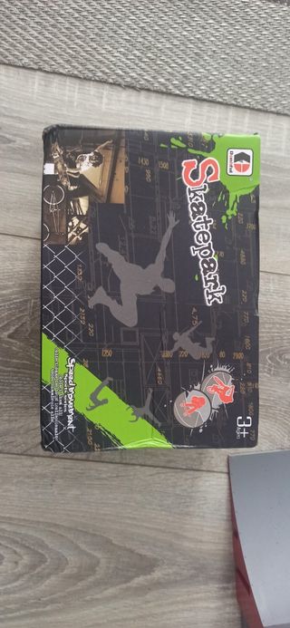 Mini patineta y rampa skate park