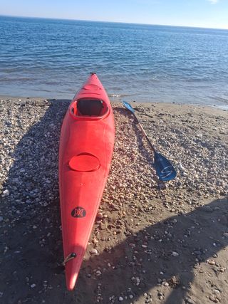 Piragua de travesía roja