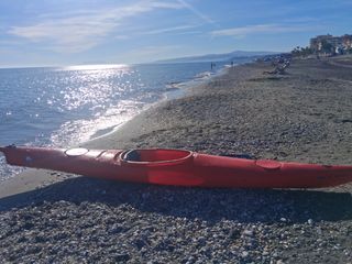 Piragua de travesía roja