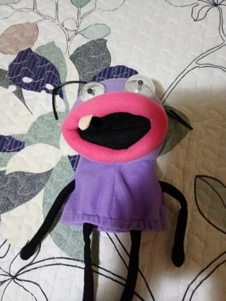Muñeco morado con ojos saltones