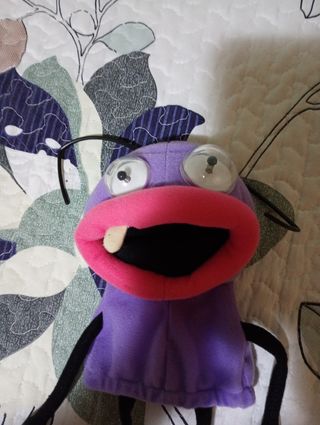 Muñeco morado con ojos saltones