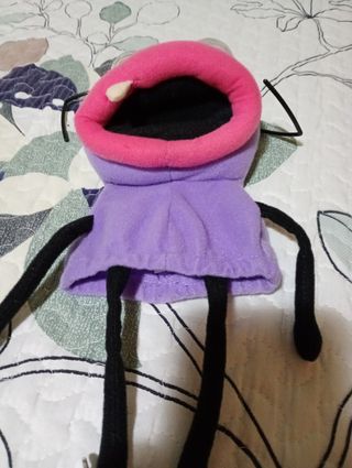 Muñeco morado con ojos saltones
