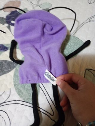 Muñeco morado con ojos saltones
