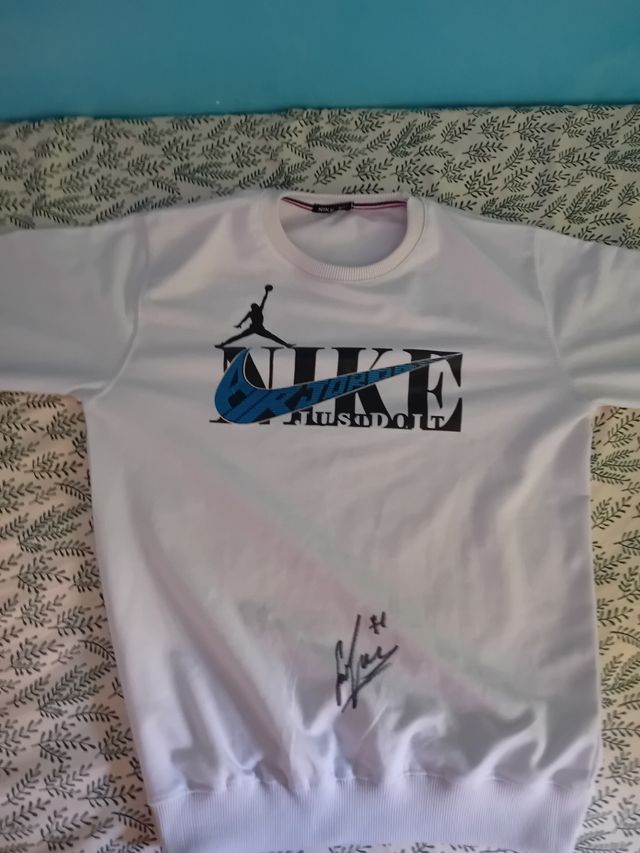 Sudadera Nike Jordan con firma de futbolista