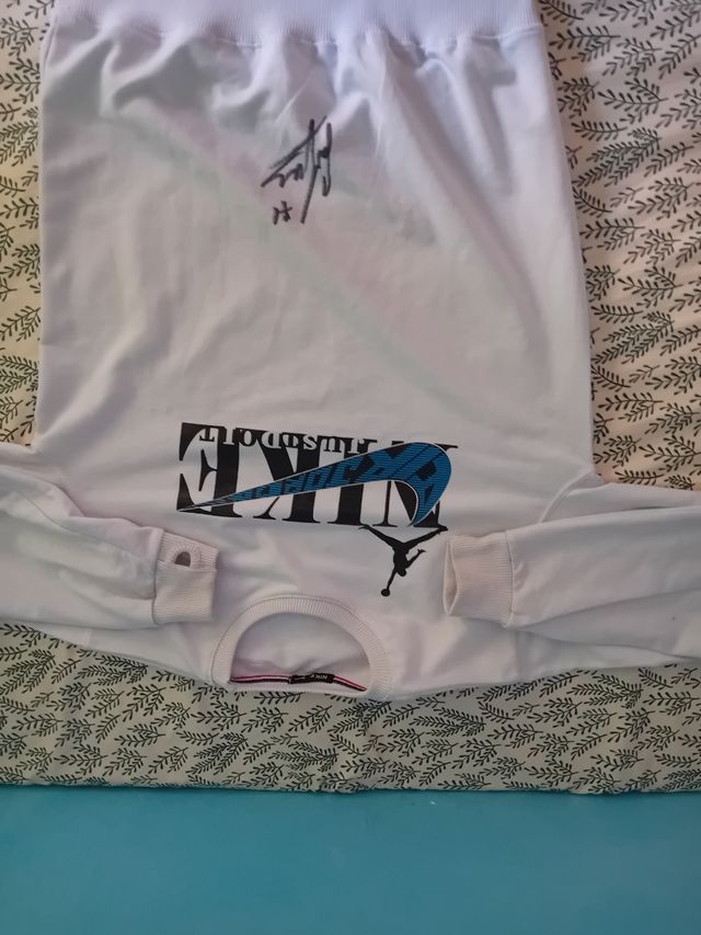 Sudadera Nike Jordan con firma de futbolista