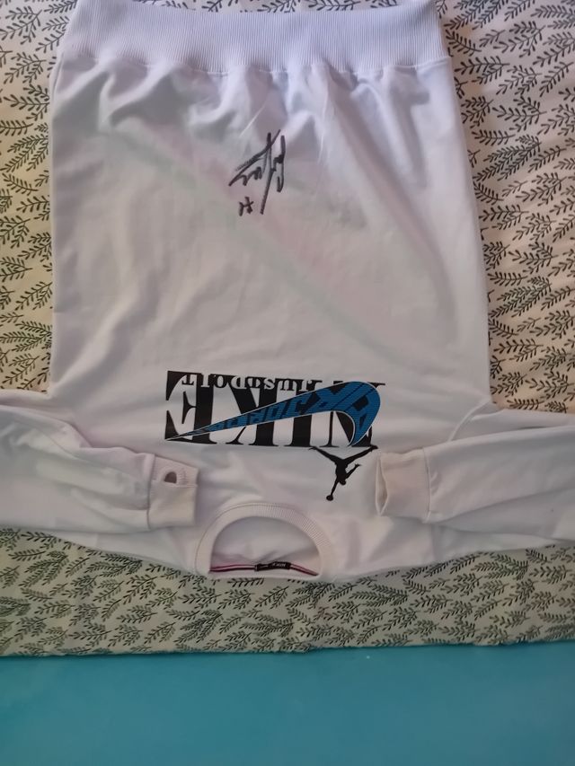 Sudadera Nike Jordan con firma de futbolista