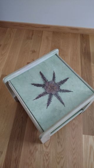 Mesita auxiliar decorada con flores secas