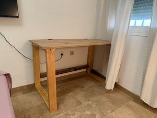 Escritorio de madera natural