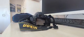 Cámara Nikon con objetivo Sigma 18-50mm