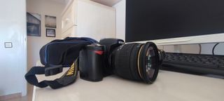 Cámara Nikon con objetivo Sigma 18-50mm