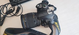 Cámara Nikon con objetivo Sigma 18-50mm