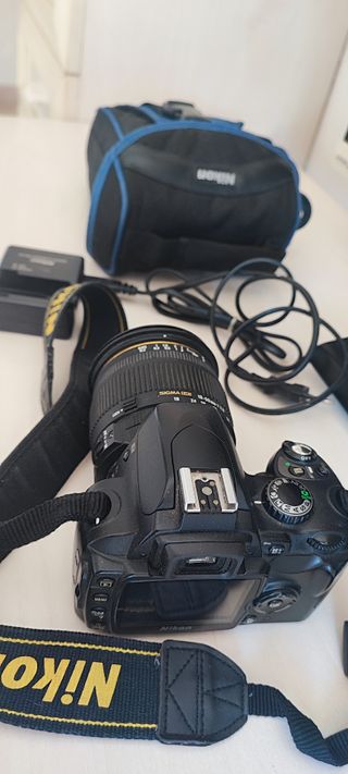 Cámara Nikon con objetivo Sigma 18-50mm