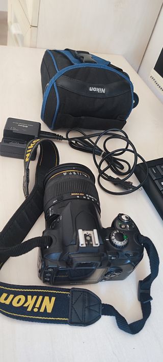 Cámara Nikon con objetivo Sigma 18-50mm